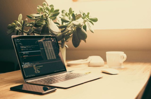 Aliva virtuális asszisztensárak- iroda, laptop